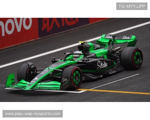 F1现场大风吹走广告牌，差点砸到赛车